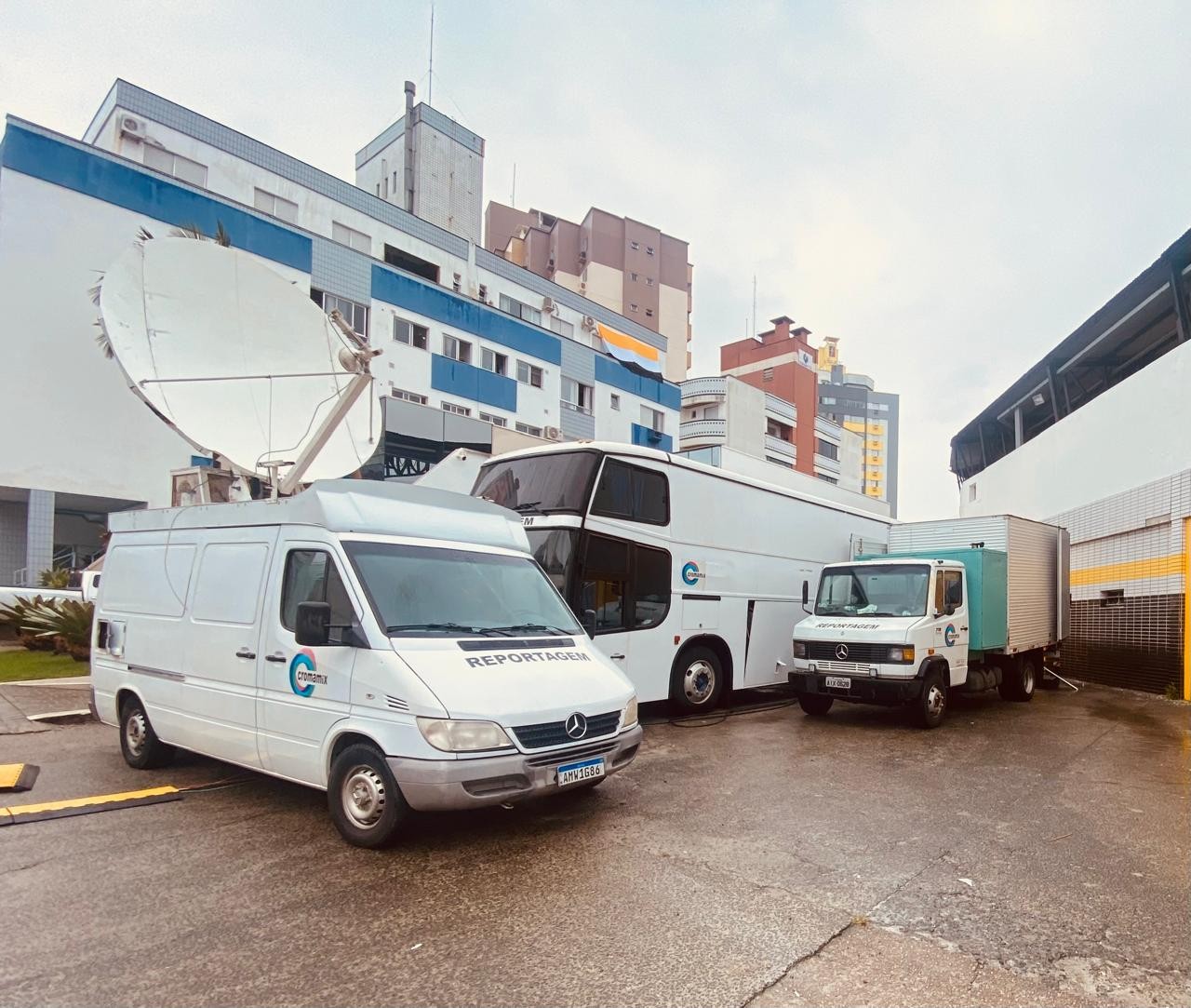 Unidade móvel, van de DSNG e caminhão de apoio da Cromamix em evento